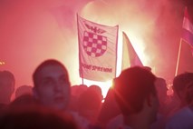 Incidenti v BiH: hrvaški navijači zažigali zastave, štiri mladoletnike pretepli
