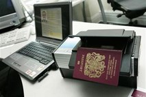 Ministrica za turizem: Če niste dobili novega potnega lista, počitnice preživite doma