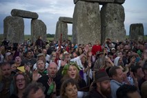 Slavljenje poletnega solsticija v Stonehengu (foto)