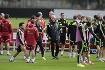 Incident v vrstah španske reprezentance: Fabregas moral zapustiti trening; Neizprosni del Bosque: Igralci mislijo zgolj nase (video)