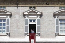 Papež za zaprtimi vrati z žrtvami pedofilije