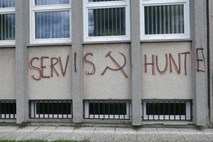 “Servis hunte”: Na sodišču so se ponoči pojavili grafiti (foto)