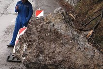 Pri Kamniku skalni podor ogrozil dva objekta, osem oseb evakuirali