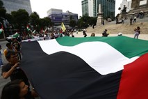 Javier Bardem v odprtem pismu proti “genocidu” v Gazi, pevcu One Direction zaradi Palestine grozili s smrtjo