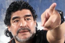 Maradona izgubil živce in novinarju prisolil zaušnico (video)