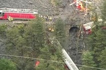 V Švici se je iztiril vlak: vsaj en vagon odneslo v globel, na kraju dogodka okoli 100 reševalcev