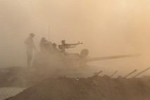 Kurdske sile iz rok skrajnežev prevzele jez pri Mosulu