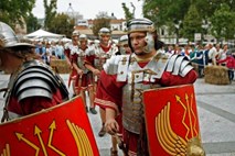 Kongresni trg so zasedli Rimljani (foto)