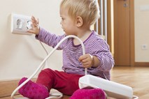 Svoje malčke in hišne ljubljenčke zaščitite pred nevarno elektriko  