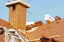 Kako ob sanaciji strehe učinkovito obnoviti podstrešno izolacijo