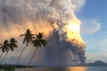 Vulkan na Papui Novi Gvineji v zrak bruhal kamenje in pepel (video)