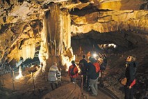 Turistične jame: Država spi, jamarji obupujejo