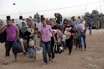 “To ni vojna, to je genocid”; iz Sirije še vedno beži na tisoče beguncev