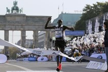 Prvi Zemljan maraton pretekel pod mejo dveh ur in treh minut