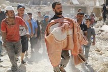 Sirija: Napadalec najprej nastavil bombo v šoli, nato se razstrelil in ubil 41 otrok