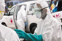 Kaj vemo o prenosu virusa ebole med ljudmi?