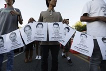 V Mehiki več deset tisoč ljudi na shodih za izginule študente (foto)