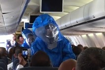 Na letalu se v času razsajanja ebole nikar ne šalite, da ste na poti iz Afrike (video)