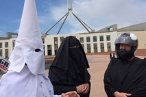 Protestno v avstralski parlament poskušali vstopiti s čelado, kapuco KKK in burko 