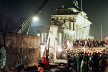 Po 25 letih ostanki Berlinskega zidu zgolj turistična atrakcija?