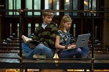 Slovenski učenci z nekoliko nadpovprečno računalniško pismenostjo, deklice boljše od dečkov
