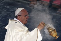Papež o podjetnih duhovnikih: Računanje za krst, mašo in poroko je greh 