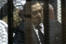 Sodišče Mubaraka spoznalo za nedolžnega glede umora protestnikov leta 2011