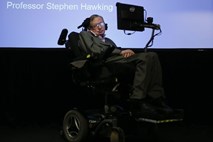 Hawking: Razvoj umetne inteligence bi lahko vodil v konec človeštva