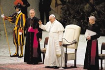 Papež Frančišek odslovil poveljnika švicarske garde  