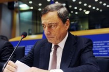 Draghi: Krepijo se skrbi, da bi območje evra zdrsnilo v deflacijo