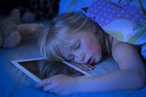 Študija je pokazala, da tablice in pametni telefoni otrokom kratijo spanec  
