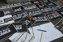 Z dvigom svinčnikov izrazili solidarnost: žalosten dan za novinarstvo po vsem svetu (video)