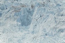 Lomljenje dela 900 metrov visokega ledenika (video dneva)