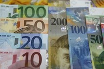 Vrednost švicarskega franka poskočila za skoraj 30 odstotkov