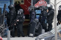 Drama v Parizu končana: napadalca aretirali, talci izpuščeni (foto)