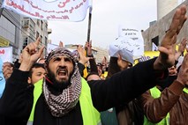 Muslimani po svetu v molitvah protestirali proti naslovnici Charlie Hebdoja 