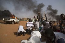 V Nigru več mrtvih v protestih zaradi karikatur Mohameda: zažigali cerkve, napadali lokale