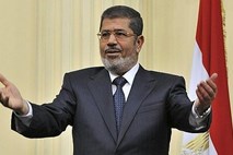 Mursi na sodišču ostro proti udaru, ki ga je odnesel z oblasti 