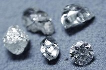 Deklica ukradla štiri milijone evrov vredno diamantno ogrlico