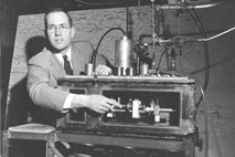Umrl je izumitelj laserja Charles Townes