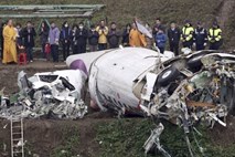 Letalska nesreča na Tajvanu: potrdili 31 smrtnih žrtev, 15 ljudi preživelo, 12 potnikov še pogrešajo