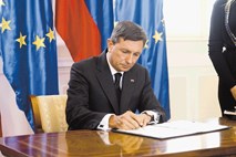 Pahor ostaja konservativen in zadržan 