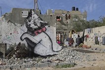 Banksy tokrat “udaril” v Gazi (foto)