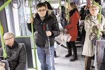 Slepi in slabovidni: na mestnih avtobusih se je še vedno bolje  zanesti na voznika