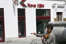 Janševa vlada v javno prodajo delnic NKBM za simpatije volilcev in odprtje vrat banke izbranim lastnikom