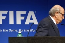 Nogometni svet zadovoljen z odhodom Blatterja, ki se je znašel v preiskavi FBI