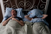 Kaj lahko naredite, ko vaš partner trpi za motnjo spanja 