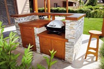 Letna kuhinja z lesenim nadstreškom: kuhanje na domačem vrtu