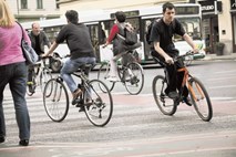 Si kolesarji res jemljejo več prostora, kot jim pripada?