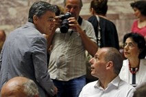 Grški parlament odloča o reformnem predlogu; Varufakis reforme podpira